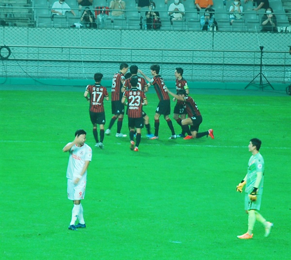 FC 서울 서울이 상주와의 K리그1 16라운드 홈 경기에서 후반 1분 터진 한승규의 역전골 이후 기쁨을 나누고 있다.