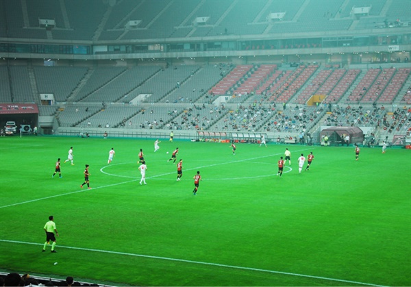 FC 서울  FC 서울이 포백 라인을 최대한 높은 지점에 형성한 채 공수 라인 간격을 좁히고 있다. 