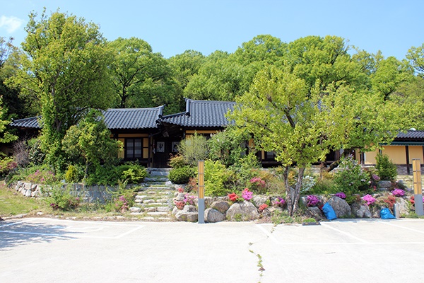 '1910년대에 가장 활발하게 활동한 독립운동 단체'(제6차 교육과정 국정 고등학교 국사 교과서의 표현) 광복회는 1917년 11월 10일 친일부호 장승원을 집으로 찾아가 처단했다. 사진은 현재 구미에 남아 있는 장승원의 집이다. 소유주는 장승원의 후손이 아니다. 