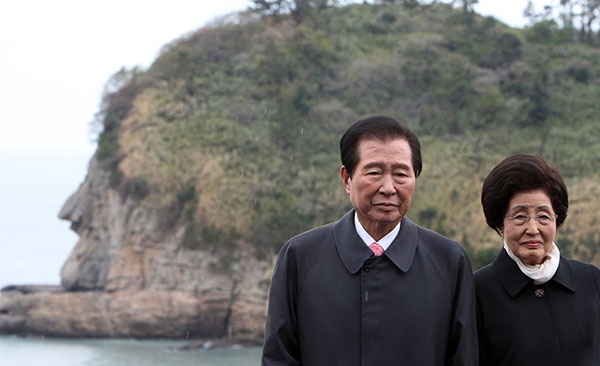 고향 하의도의 '큰 바위 얼굴' 앞에 선 김대중, 이희호 부부의 2009년 4월 모습
