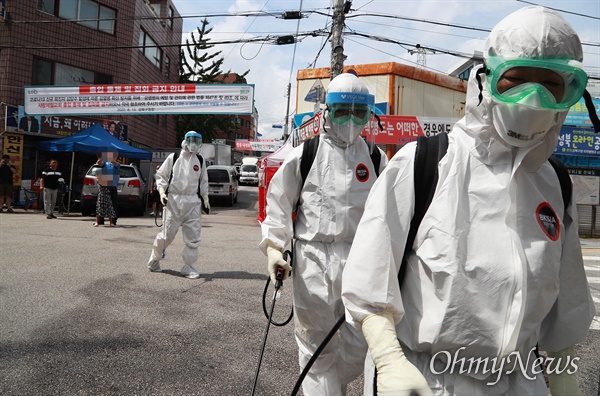  코로나19 확진자가 다수 발생해 감염병 예방 및 관리 법에 따라 폐쇄된 서울 성북구 장위동 사랑제일교회(담임목사 전광훈)에 들어가 방역작업을 마친 성북구보건소 직원들이 교회 주변 골목길에서 소독약을 뿌리고 있다.