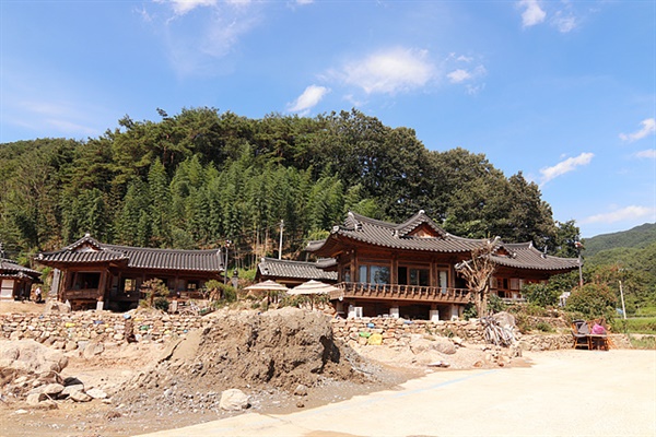 홍수 피해를 입은 두가헌 모습. 섬진강변에 자리한 아름다운 한옥으로 2012년 대한민국 한옥공모전 건축 부문에서 '올해의 한옥대상'을 수상했었다.