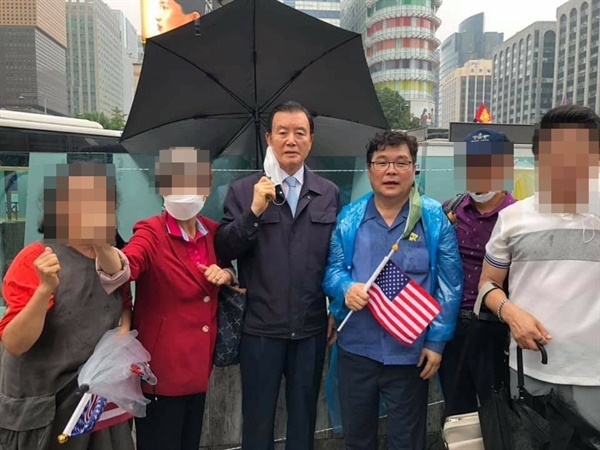 지난 8월 15일 보수단체 집회가 열린 서울 광화문을 찾은 홍문표 의원(왼쪽). 오른쪽이 김헌수 홍성군의원이다.