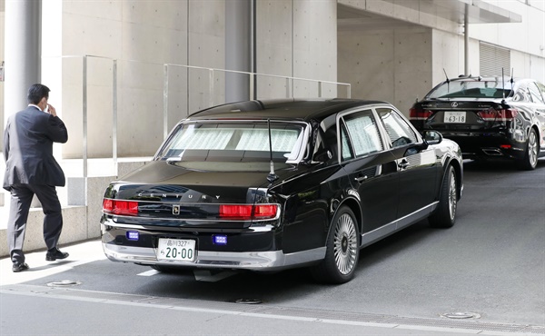 아베 신조 일본 총리가 탄 차량이 17일(현지시간) 오전 10시 30분께 도쿄 게이오대학 병원 안으로 들어가고 있다. 2020.8.17