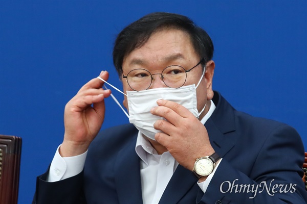더불어민주당 김태년 원내대표가 18일 오전 국회에서 열린 원내대책회의에서 마스크를 쓰고 있다.