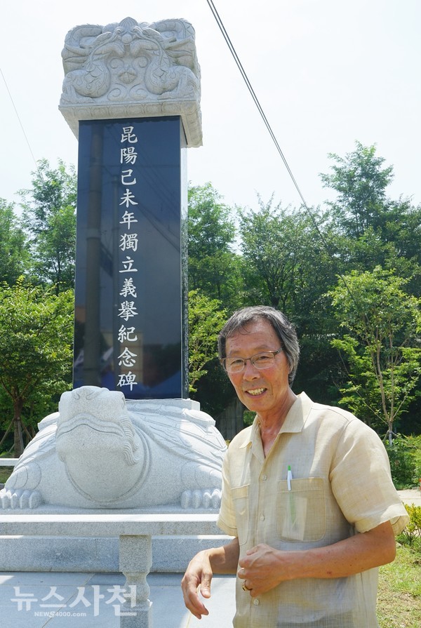  조복래 기념비추진위원장이 기념비 앞에서 곤양의거에 대해 설명하고 있다.