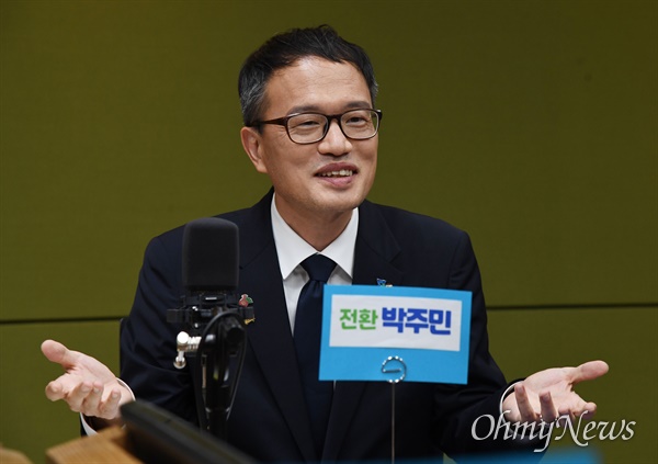 더불어민주당 당대표 경선에 출마한 박주민 후보가 18일 오후 서울 양천구 CBS사옥에서 진행된 CBS 라디오 ‘시사자키 정관용입니다’ 에 출연, 발언을 하고 있다.