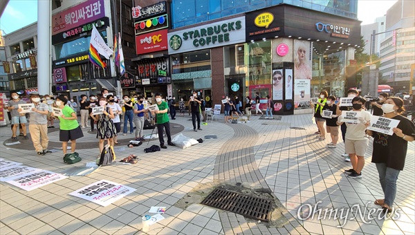 18일 오후 '차별금지법 제정 전국 순회 평등버스'가 대전 으능정이 거리에 도착, 대전지역 단체들과 함께 '차별금지법 제정 문화제 및 캠페인'을 진행했다.