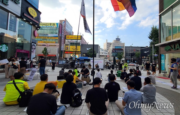  18일 오후 '차별금지법 제정 전국 순회 평등버스'가 대전 으능정이 거리에 도착, 대전지역 단체들과 함께 '차별금지법 제정 문화제 및 캠페인'을 진행했다.