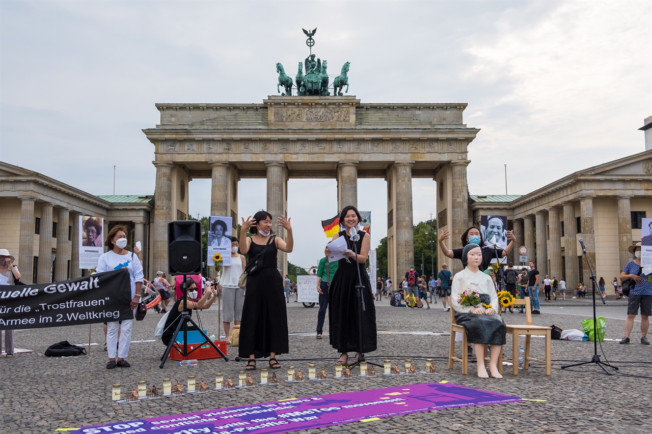 지난 8월 14일, 세계 일본군 위안부 기림일을 맞아 올해로 8번째 베를린 평화시위가 열렸다. 베를린에서 활동하는 디자이너이자 활동가인 조혜미 씨와 유학생 임다혜 씨가 아름다운 손말로 시위에 모인 사람들의 손짓과 눈짓을 이끌어 냈다. 조혜미 씨의 손말 시범에 따라 모두 "더 이상의 전쟁은 그만" "여성의 몸은 전쟁터가 아니다" "위안부 여성을 위한 정의" 라는 손말을 배웠다. 