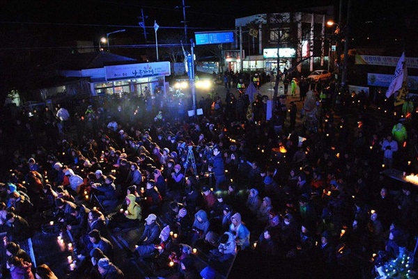 2011년 12월, 제주해군기지 반대 촛불문화제에 모인 주민과 연대자들이 강정마을 사거리를 가득 채웠다 