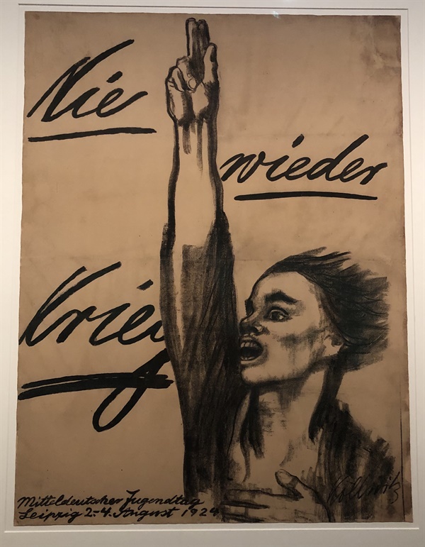 베를린의 케테 콜비치 뮤제움(Kathe Kollwitz Museum)에 전시되어 있는 콜비치의 그림. 콜비치는 1914년 1차 세계대전에서 첫째 아들 페터를 잃었다. 1924년 그녀가 그린 "다시는 전쟁은 반복되어서는 안된다(Nie wieder Krieg!)"는 그림은 전쟁 반대 운동의 상징이 되었다. 
