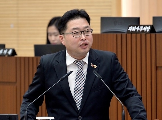 박성수 세종시 의원(더불어민주당)이 지난해 3월 6일 제3차 세종시의회 본회의에서 세종시를 상대로 시정질의를 하고 있다.