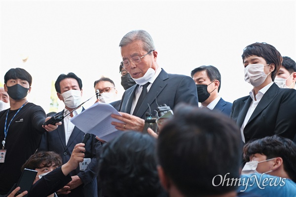 김종인 미래통합당 비상대책위원장이 당직자들과 함께 19일 오전 광주 국립 5.18 민주묘지를 찾아, 참배 전 기자들 앞에서 준비한 원고를 읽고 있다. 읽는 도중 감정이 북받쳤는지 잠시 말을 잇지 못하기도 했다.