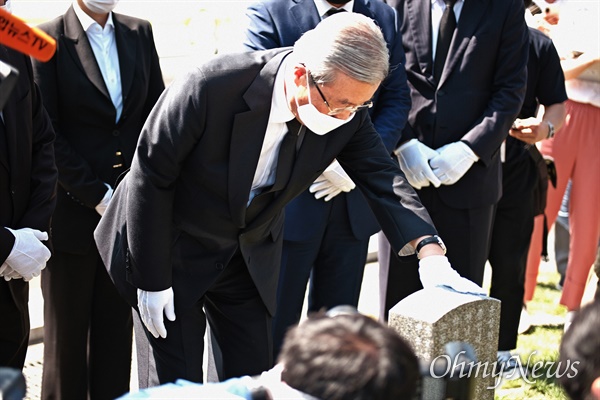 김종인 미래통합당 비상대책위원장이 당직자들과 함께 19일 오전 광주 국립 5.18 민주묘지를 찾았다. 헌화를 마친 그가 묘 앞에서 예를 갖추고 있다.