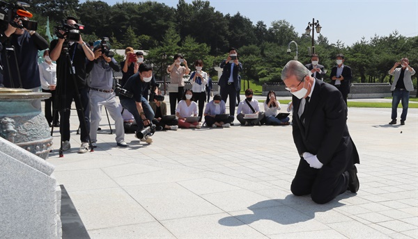 미래통합당 김종인 비상대책위원장이 19일 오전 광주 북구 국립 5·18 민주묘지를 당 관계자들과 함께 참배하고 있다.