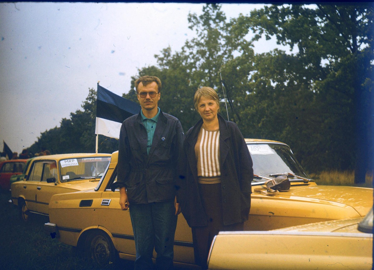 1989년 8월 29일 발트의 길을 준비하여 부인과 기념촬영을 하고 있는 얀 엘켄 씨 