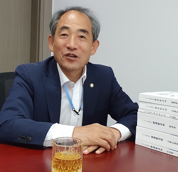 윤준병 의원이 18일 오후 자신이 소설미디어에 월세 관련 글에 대해 소회를 밝혔다. 