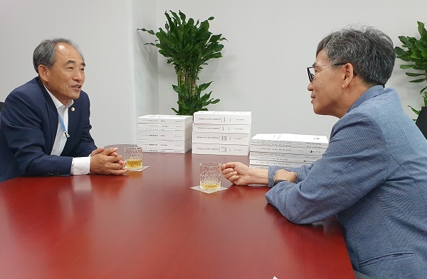 국회의원회관 사무실에서 인터뷰를 하고 있는 윤준병 의원.