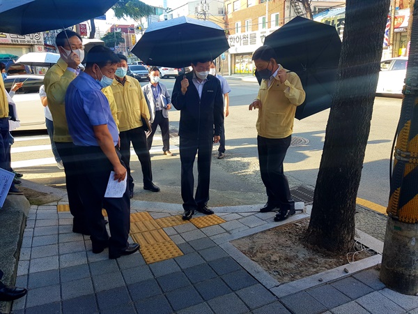  허성곤 김해시장, 진영 행안부장관과 폭염대비 현장점검