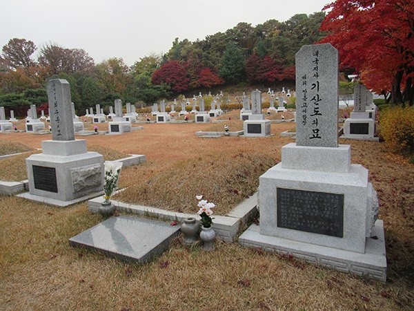  서울 현충원의 기산도 지사 묘소. 왼쪽은 의열단 최수봉 지사의 묘소이다.