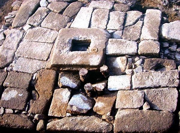 청계천 복원공사 중 발굴된 수표교 지대석. 땅 바닥에 넓적한 돌을 빽빽히 깔아, 교각을 튼튼히 지탱시키고 물살을 제어하려는 장치다. 