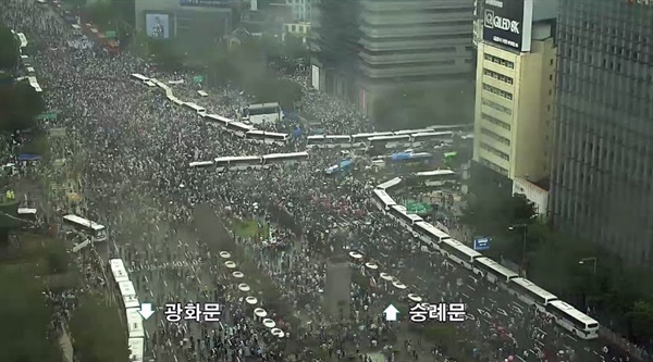 지난 15일 오후 서울 광화문광장 일대에서 일부 보수단체들이 문재인 정권 부정부패, 추미애 직권남용, 민주당 지자체장 성추행 규탄 집회를 개최하며, 세종대로를 점거했다.