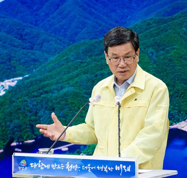 20일 열린 8월 정례 브리핑에서 김돈곤 군수가 청양산 농·특산물 기획판매전에 대해 설명하고 있다.
