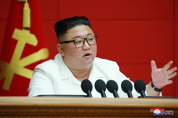 북한 김정은 위원장이 19일 북한 평양 노동당 중앙위원회 본부청사에서 열린 제7기 제6차 당 전원 회의를 주재했다고 조선중앙통신이 20일 보도했다. 이날 전원 회의에서는 내년 1월 8차 당대회 개최가 결정됐다. 