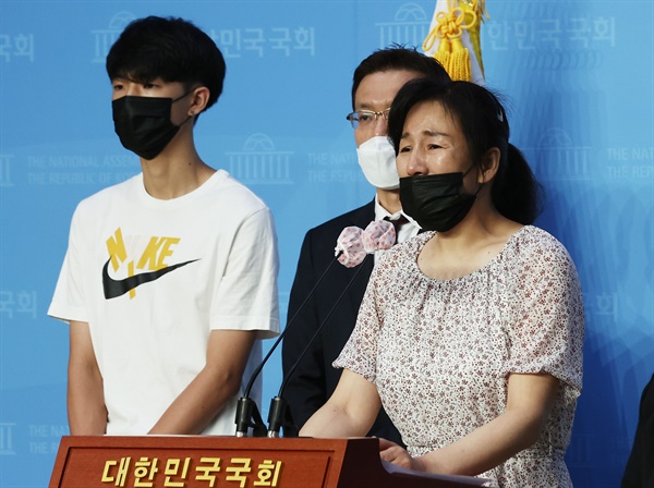 故 고유민 선수의 어머니가 20일 오전 서울 국회 소통관에서 기자회견을 열고 사망 의혹 관련 진상 규명을 촉구하고 있다.