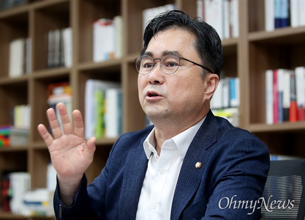 더불어민주당 전당대회에 최고위원 후보로 출마한 김종민 의원.