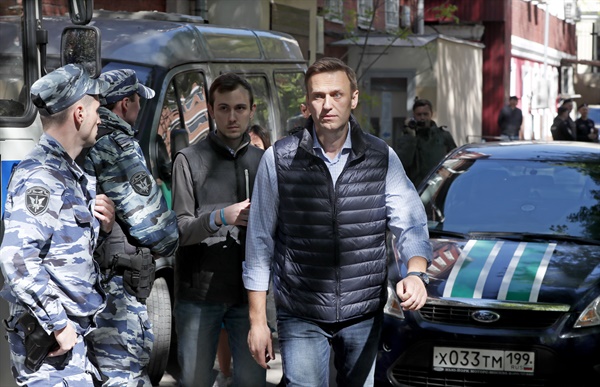 2018년 5월, 재판 참석하는 러시아 야권운동가 알렉세이 나발니 모습. 