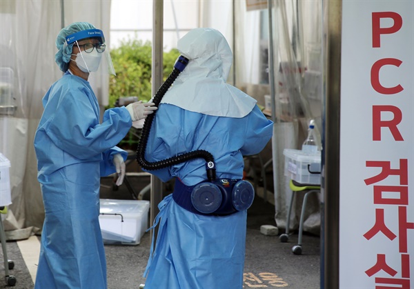 전국 곳곳에 폭염특보가 내려진 20일 대전 서구 건양대병원 선별진료소에서 의료진이 신종 코로나바이러스 감염증(코로나19) 검사를 위한 준비를 하고 있다. 
