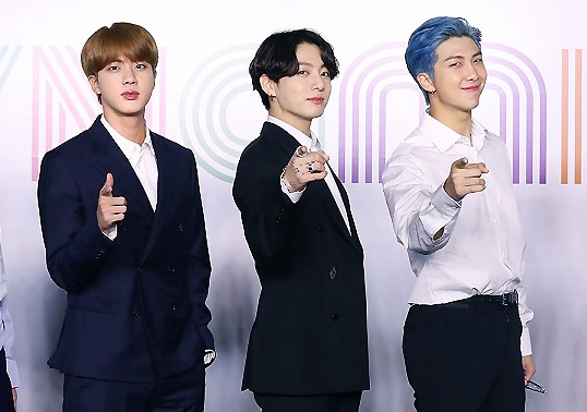 '방탄소년단' 진-정국-RM 방탄소년단의 진, 정국, RM이 21일 오전 온라인으로 열린 디지털 싱글 < Dynamite > 발표 온라인 글로벌 기자간담회에서 포즈를 취하고 있다. 'Dynamite'는 무력감과 허탈감을 이겨낼 '돌파구'로서 코로나19로 모두가 힘든 시기에 활력을 불어넣고자 하는 마음과 '행복'과 '자신감'이라는 메시지를 통해 삶의 소중함과 인생의 특별함을 담은 디스코 팝 장르의 곡이다.  방탄소년단이 처음으로 영어로 소화했으며, 뮤지션 데이비드 스튜어트(David Stewart)와 제시카 아곰바르(Jessica Agombar)가 작사·작곡에 참여했다.