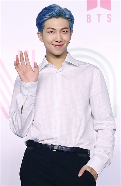 '방탄소년단' RM, 특별한 미소 방탄소년단의 RM이 21일 오전 온라인으로 열린 디지털 싱글 < Dynamite > 발표 온라인 글로벌 기자간담회에서 포즈를 취하고 있다. 'Dynamite'는 무력감과 허탈감을 이겨낼 '돌파구'로서 코로나19로 모두가 힘든 시기에 활력을 불어넣고자 하는 마음과 '행복'과 '자신감'이라는 메시지를 통해 삶의 소중함과 인생의 특별함을 담은 디스코 팝 장르의 곡이다.  방탄소년단이 처음으로 영어로 소화했으며, 뮤지션 데이비드 스튜어트(David Stewart)와 제시카 아곰바르(Jessica Agombar)가 작사·작곡에 참여했다.