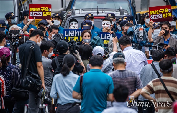 사랑제일교회 관계자들이 코로나19에 집단 확진된 가운데, 21일 오전 서울 성북구 장위동 사랑제일교회앞에서 전광훈 목사 변호인 강연재 변호사 등이 참석한 가운데 '문재인 정권 가짜 방역계엄령 규탄 기자회견에'이 열리고 있다.