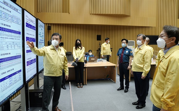 문재인 대통령이 21일 서울 중구 서울시청에서 열린 '신종 코로나바이러스 감염증(코로나19) 서울시 방역 강화 긴급점검'에 참석, 서정협 서울시 권한대행으로부터 서울시 방역 현황을 듣고 있다.