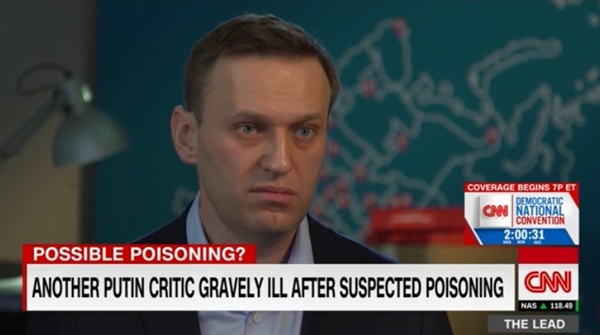 러시아 야권 운동가 알렉세이 나발니의 의식 불명 상태를 보도하는 CNN 뉴스 갈무리.