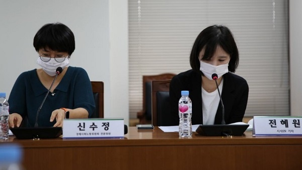 토론회 사회를 본  신수성 경사노위 전문위원(박사)와 발제자인 전혜원<시사IN> 기자이다. 