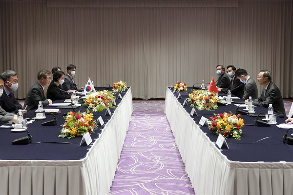 서훈 국가안보실장이 22일 오전 부산 웨스틴조선호텔에서 양제츠 중국 중앙정치국 위원과 회담하고 있다. 