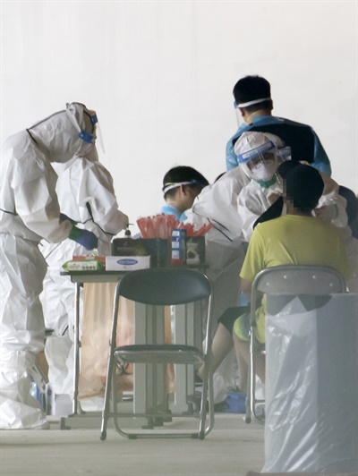 22일 오후 신종 코로나바이러스 감염증(코로나19) 확진자가 발생한 서울 중랑구 동원중학교에 설치된 임시선별진료소에서 한 학생이 검사를 받고 있다