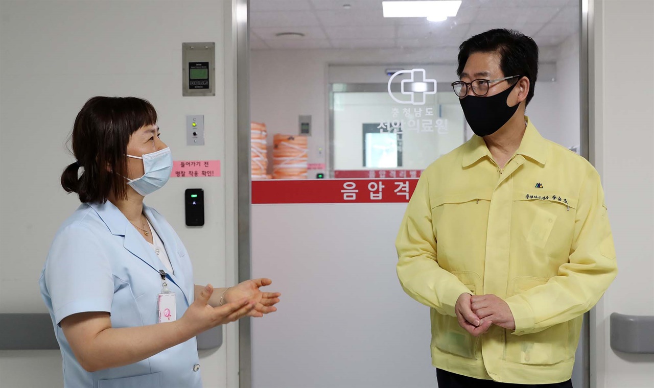 양승조 충남도지사가 22일 천안의료원을 방문해 간호사로부터 음압 병실 운영에 대한 설명을 듣고 있다.