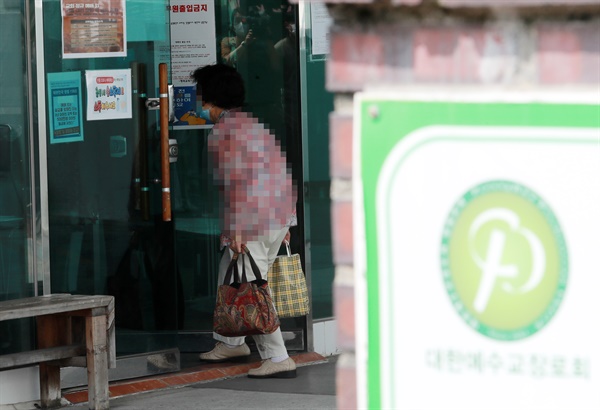  지난 23일 오전 부산진구 한 교회에서 교인들이 현장 예배에 참석하고 있다. 사회적 거리 두기 2단계 조치로 부산시가 지역 교회들에 대면 예배를 금지했지만 일부 부산지역 일부 교회가 현장 예배를 강행했다.