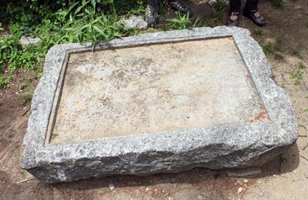 누워 있는 채로 2005년에 발견된 (대구 현풍초등학교 교정의) 황국신민서사비