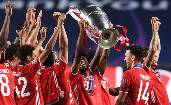  UEFA 챔피언스리그 우승 트로피 '빅이어'를 들어 올린 코망(가운데)