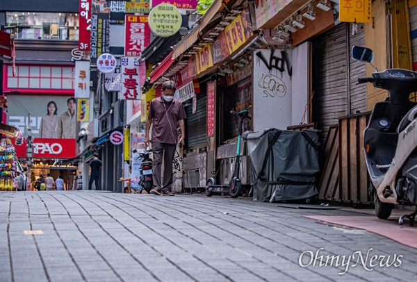코로나19의 서울,경기 지역의 확산이 폭등하고 사회적거리두기 2 단계가 전국적으로 시행되고 있는 24일 서울 중구 명동 거리에 텅빈 거리에 시민들이 마스크를 쓰고 이동하고 있다. 