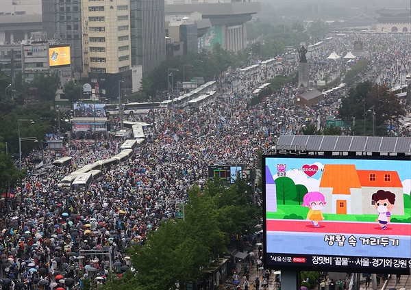 8.15보수단체 광화문 대규모 집회 강행 15일 오후 서울 세종대로에서 사랑제일교회, 자유연대 등 정부와 여당 규탄 집회 참가자들이 길을 가득 메우고 있다. 서울시의 집회금지명령으로 집회 대부분이 통제됐으나, 전날 법원의 집행정지 결정으로 종로구 동화면세점 앞과 중구 을지로입구역 등 2곳에서는 개최가 가능해지면서 인파가 몰렸다.