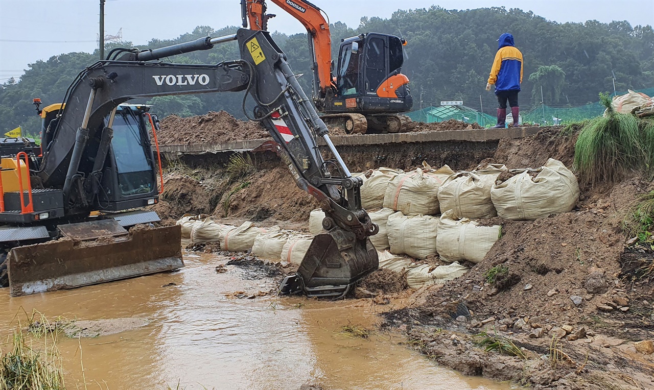  원삼면 한천 제방도로 복구 모습