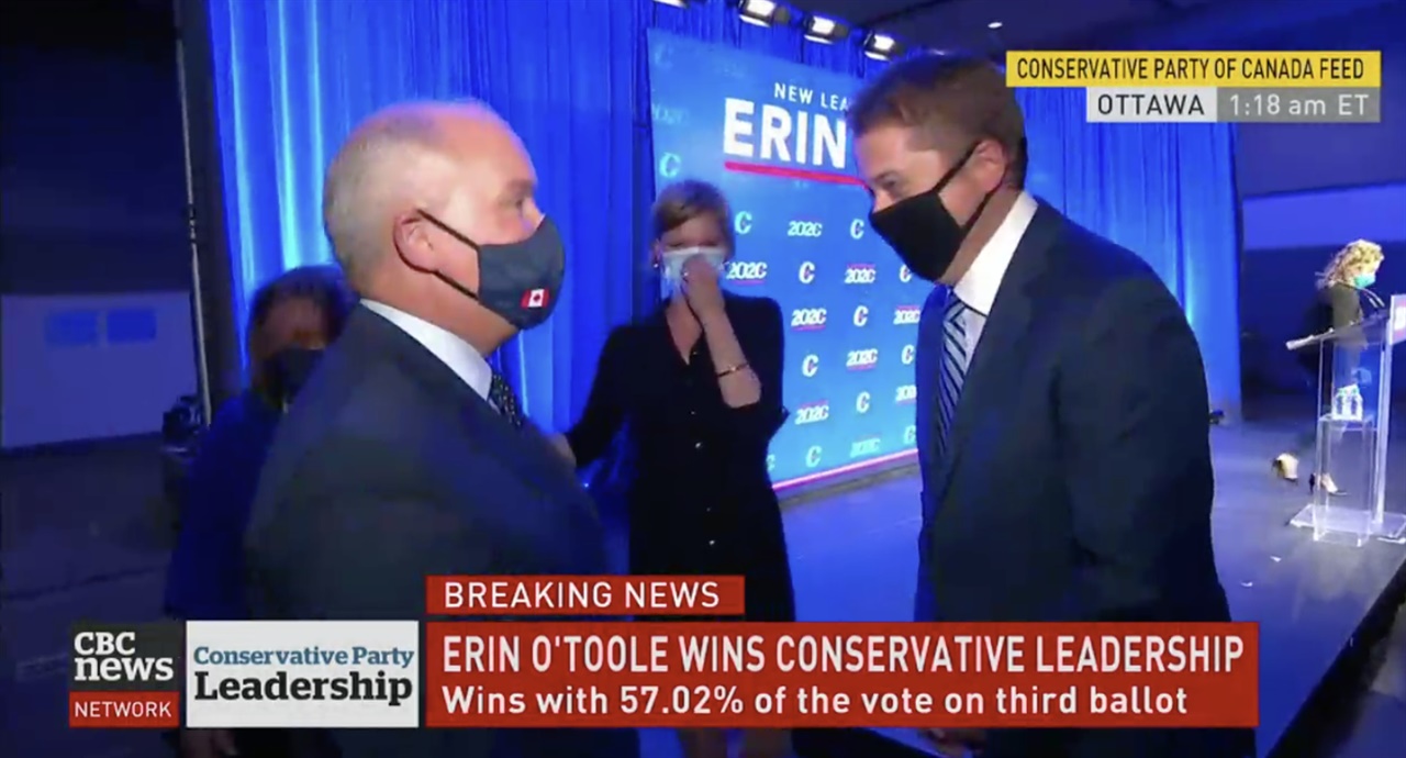 당선을 발표하는 캐나다 뉴스 화면 갈무리. 선거 발표 후 현 리더인 앤드류 Andrew(왼쪽) 와 인사하는 에린Erin  