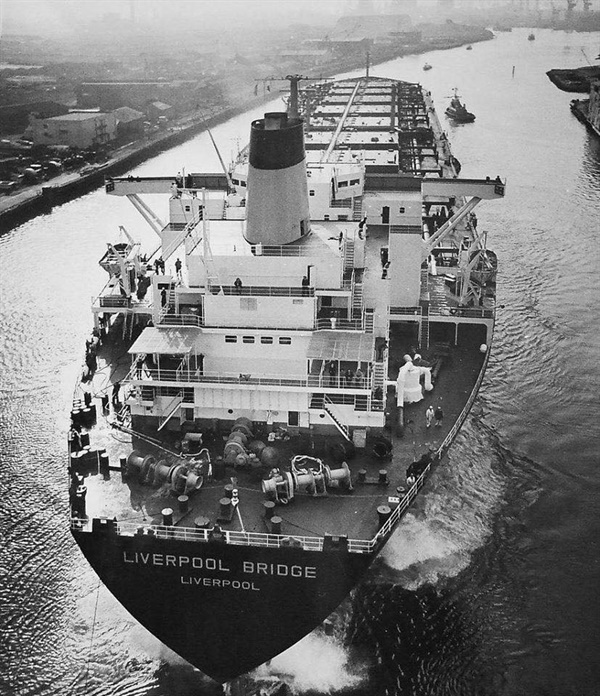 1980년 침몰한 영국 더비셔호의 첫 사진. 더비셔호가 이전 '리버풀 브릿지호'(Liverpool Bridge)로 이름불렸을 때 건조 후 찍은 첫 번째 사진. 